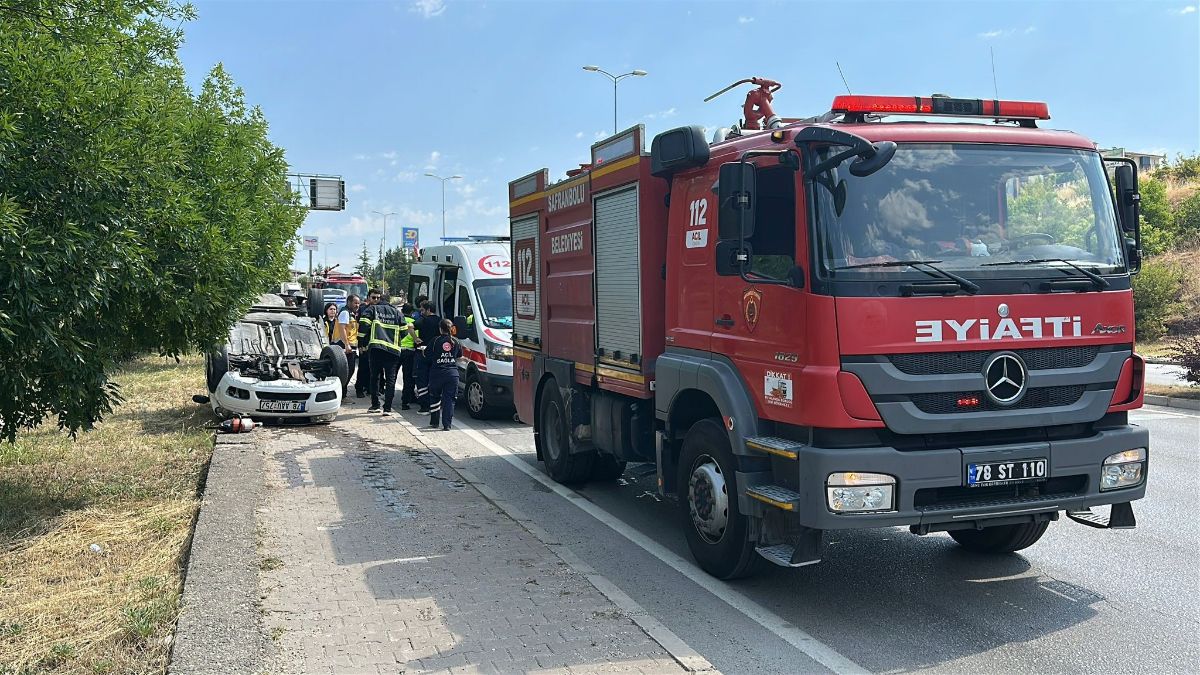 Karabük'te kaputu açan otomobile çarptı: Ters dönen aracın sürücüsü yaralandı