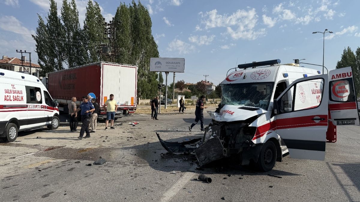 Ankara'da tır ile ambulans çarpıştı: 5 yaralı