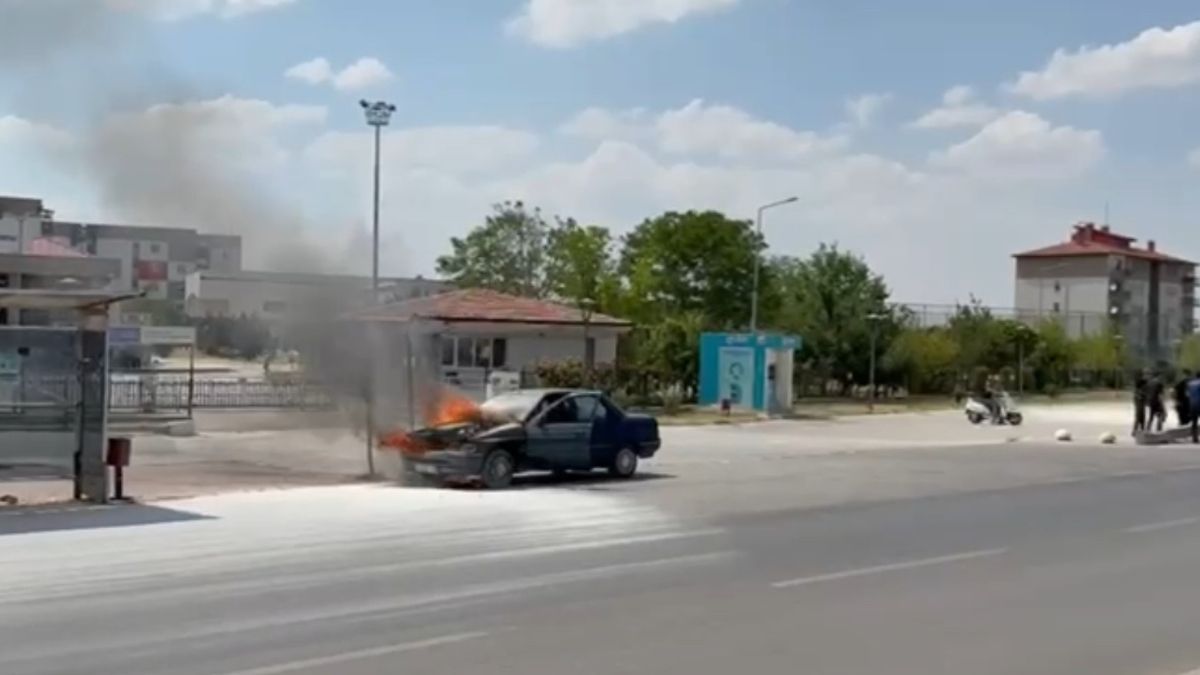 Afyonkarahisar'da seyir halindeki otomobilden alevler yükseldi