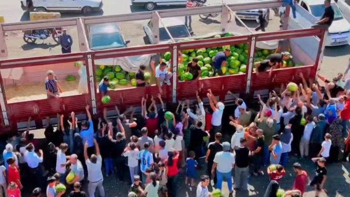 Şanlıurfa'da 27 ton karpuz ücretsiz dağıtıldı