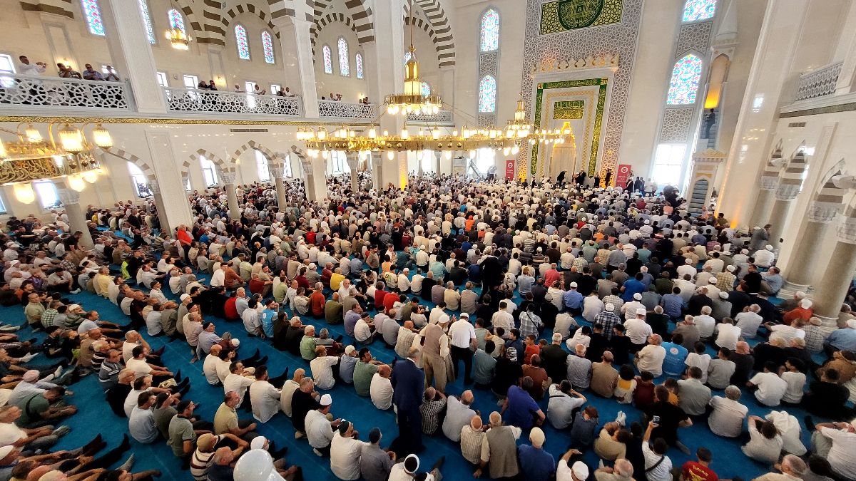 Trabzon'da Doğu Karadeniz'in en büyük camisi ibadete açıldı