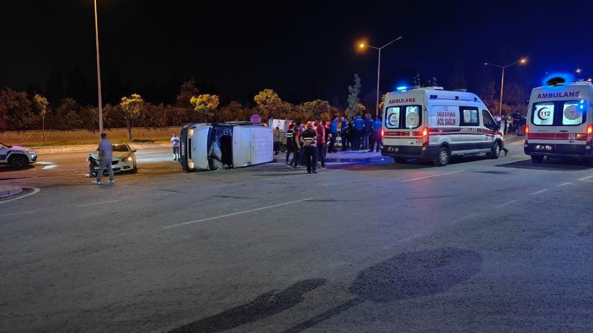 Kayseri'de otomobille çarpışan minibüs yan yattı: 9 yaralı