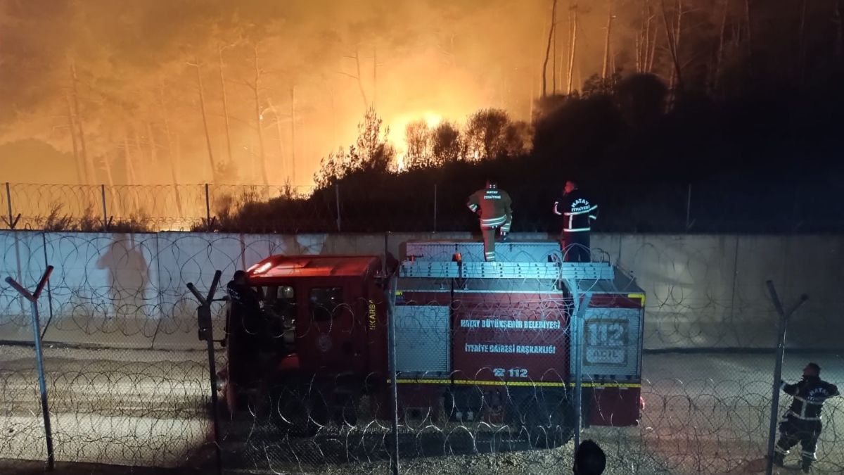 Suriye sınırında alevlerle mücadele gece de devam ediyor