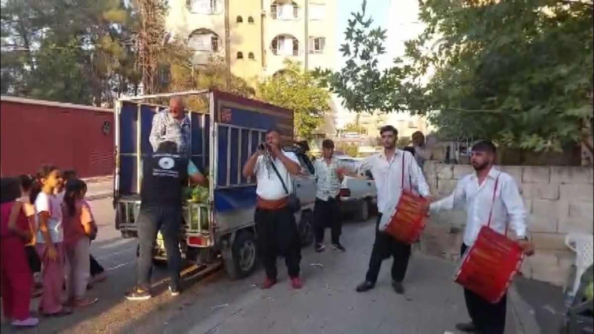 Gaziantep'te davul zurna eşliğinde 7 ton karpuz dağıttı: 10 dakikada tükendi