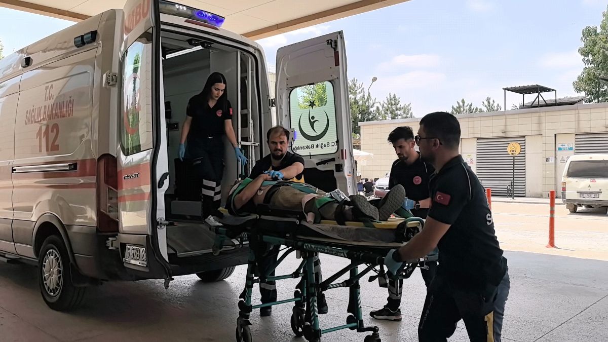 Bursa'da işçi kerestelerin üzerinden düştü