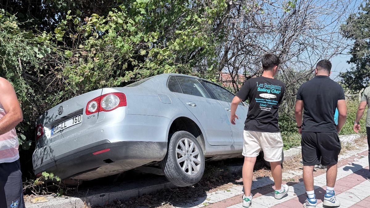 Antalya'da otomobil kaldırıma çıkıp asılı kaldı: Kazayı burunları bile kanamadan atlattılar