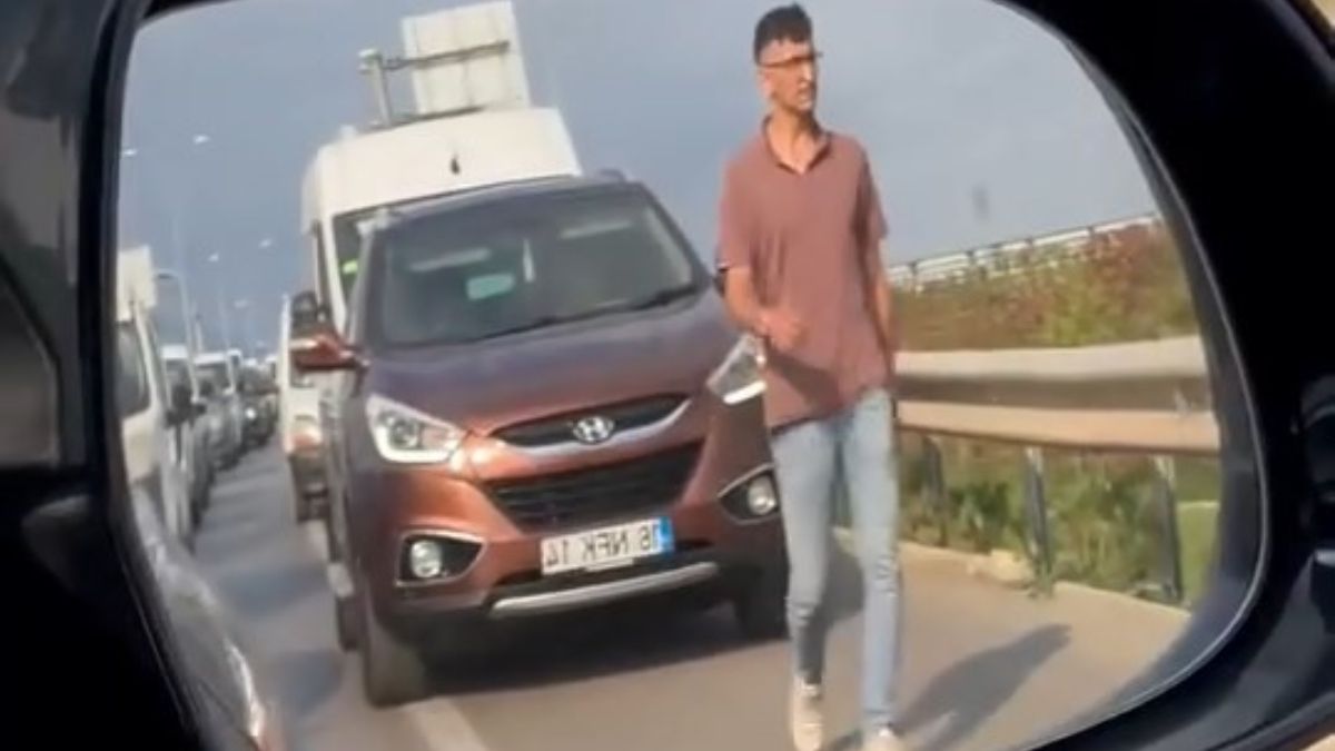 Bursa'da bir genç emniyet şeridini ihlal eden sürücüleri, yürüyerek cezalandırdı