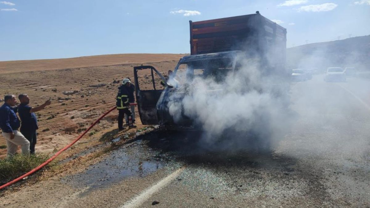 Adıyaman'da traktör römorku taşıyan kurtarıcı kamyonette yangın