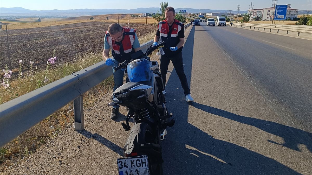 Afyonkarahisar'da bariyerlere çarpan motosiklet 30 metre sürüklendi: 1 ölü