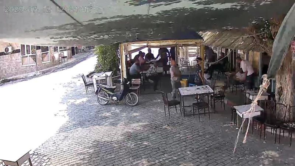 Manisa'da kahvehanede otururken kalp krizi geçiren adam öldü