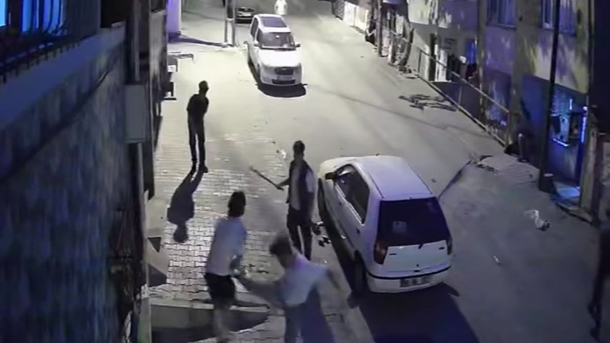 İstanbul'da iki grup taş ve sopalarla birbirine girdi