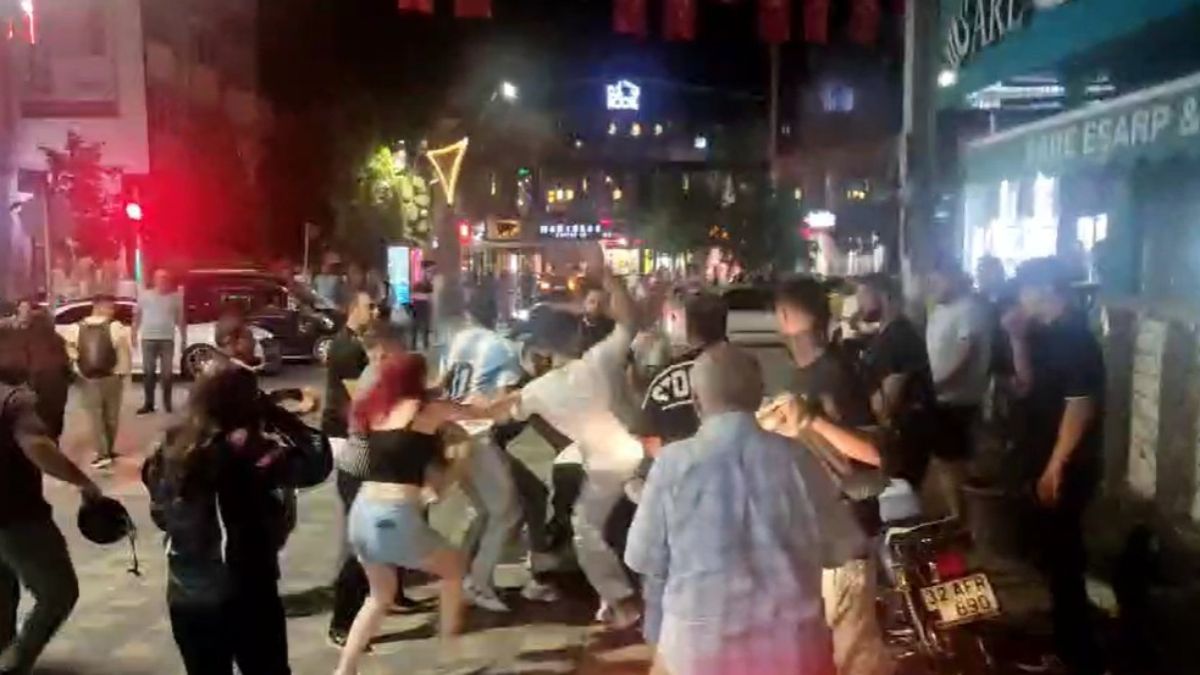Isparta'da motosiklet sürücüsü ile yaya arasında tekme ve yumruklu kavga