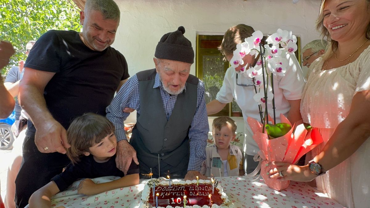 Balıkesir'de 100 yaşına giren Recep Ercan doğum gününü kutladı