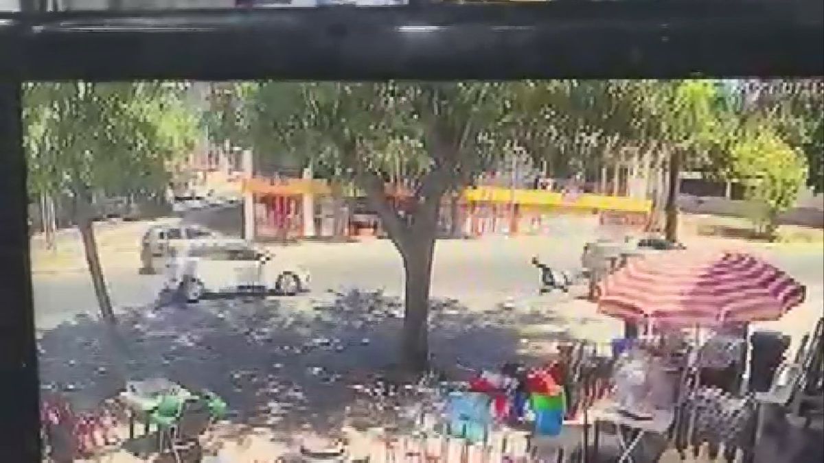 İstanbul'da makas atarak ilerleyen otomobilin çarptığı yaya hayatını kaybetti