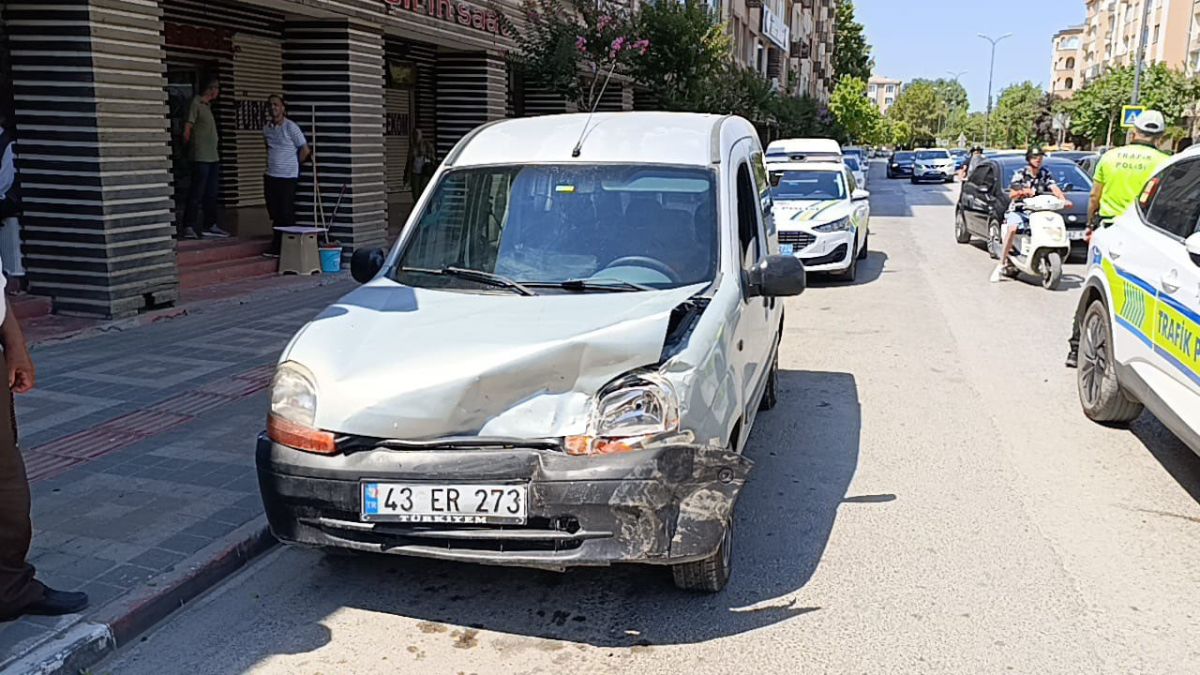 Bursa'da iki aracın kafa kafaya çarpıştığı kazada 4 kişi yaralandı