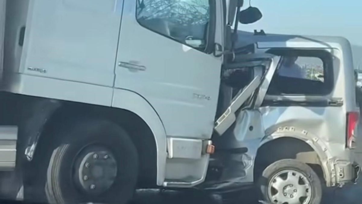 İzmir'de feci kaza: Tırla çarpışan otomobil sürücüsü yaşamını yitirdi