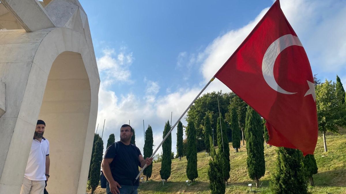 15 Temmuz Şehitler Anıtı'na sabahın erken saatlerinde ziyaret