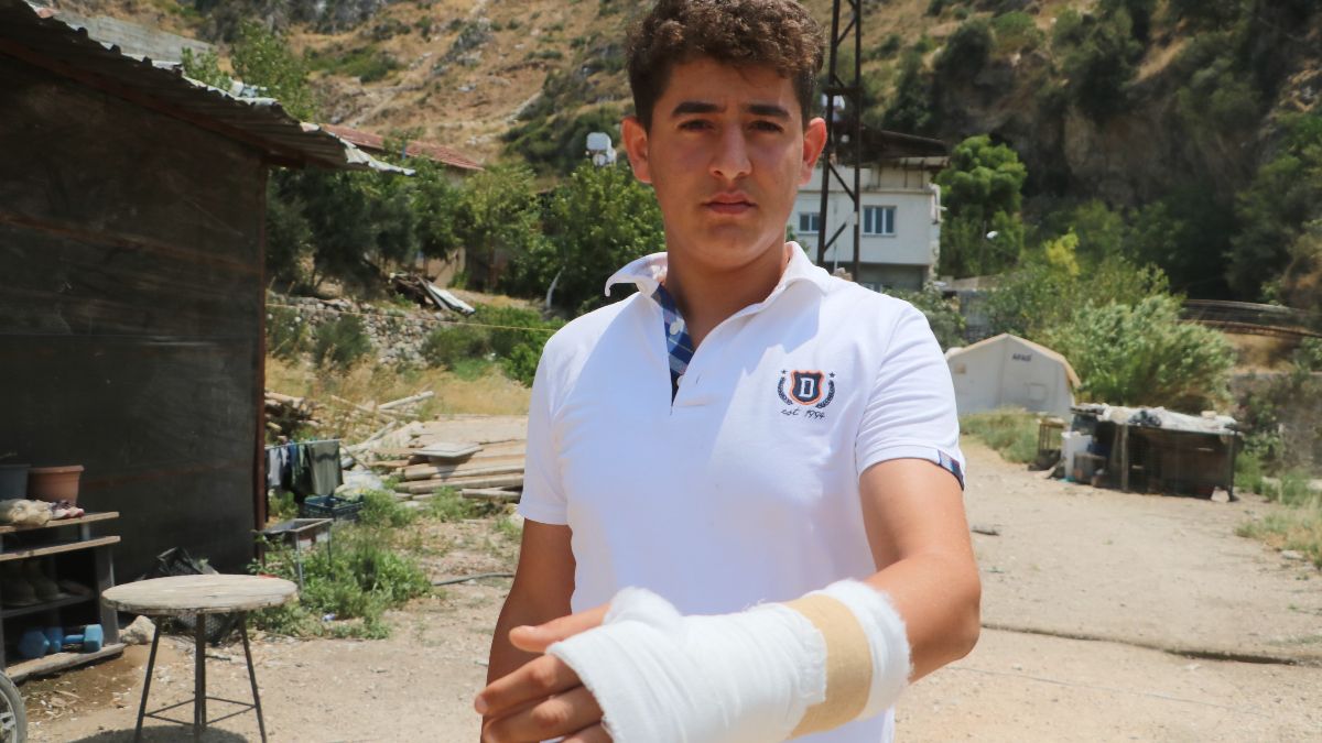 Hatay'da yangın evine sıçramasın diye uğraşırken yamaçtan kopan kaya parçası elini kırdı