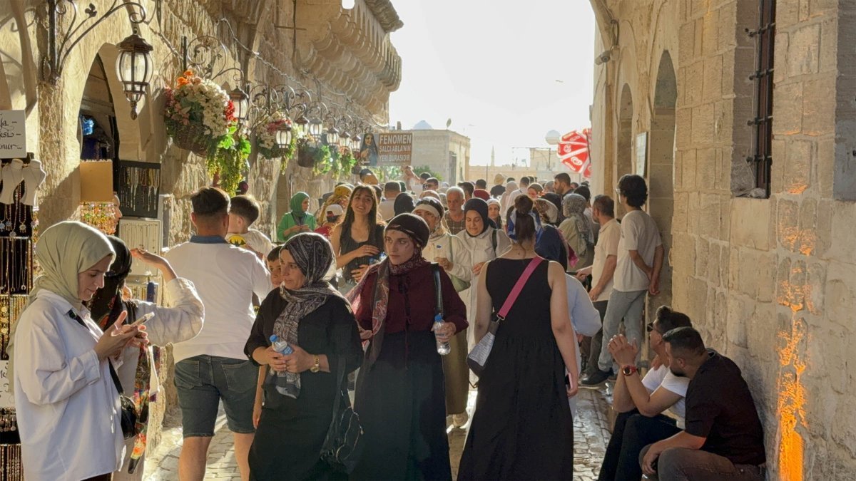 Mardin'de termometreler 40 dereceyi aştı: Sıcağa rağmen turist akını devam etti