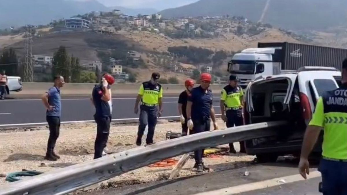 Osmaniye'de hafif ticari araç bariyerlere ok gibi saplandı