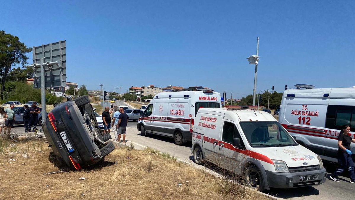 Çanakkale'de motosiklet otomobille çarpıştı: 1'i ağır 2 yaralı