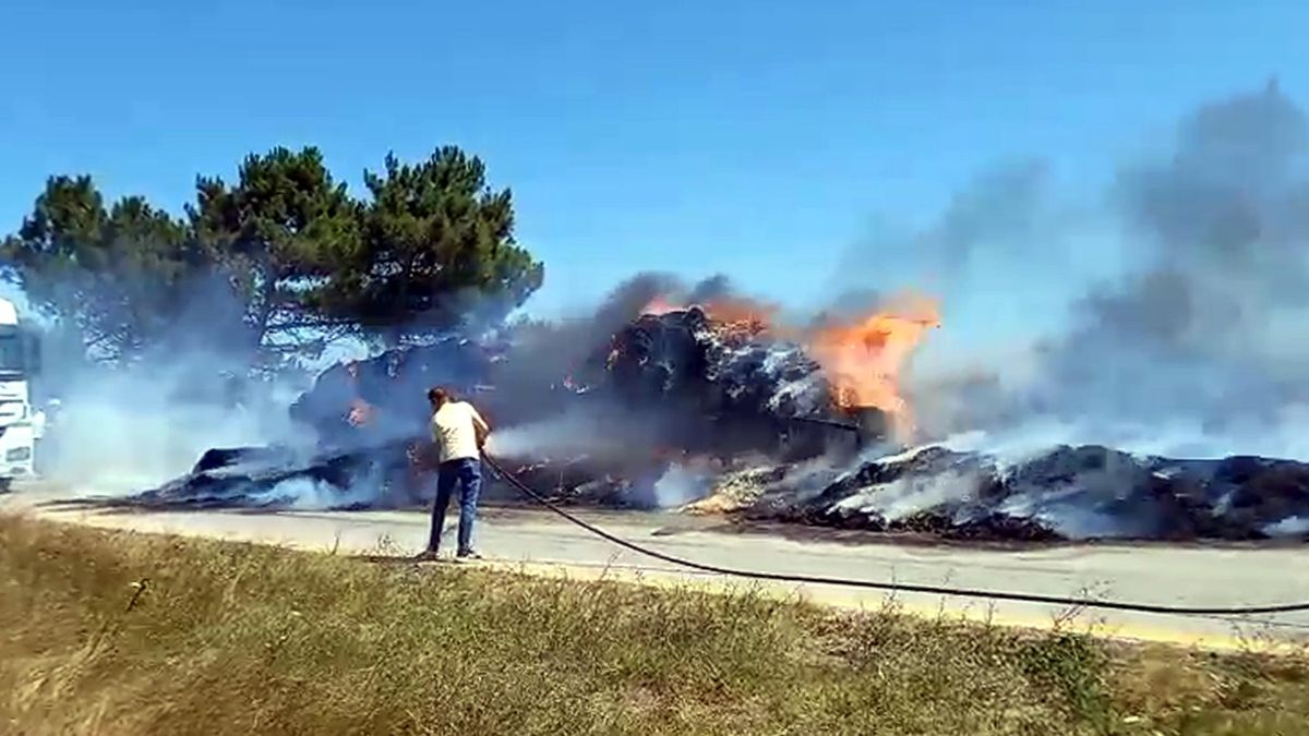 Tekirdağ'da saman yüklü traktörde çıkan yangın tarlaya sıçradı