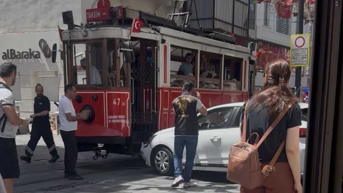 İstanbul İstiklal Caddesi'nde otomobil tramvaya çarptı