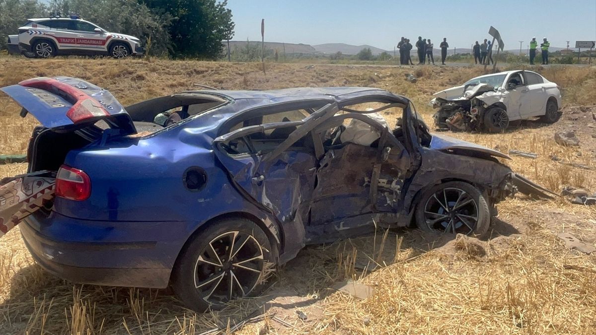Nevşehir'de çarpışan otomobiller tarlaya uçtu: 1 ölü