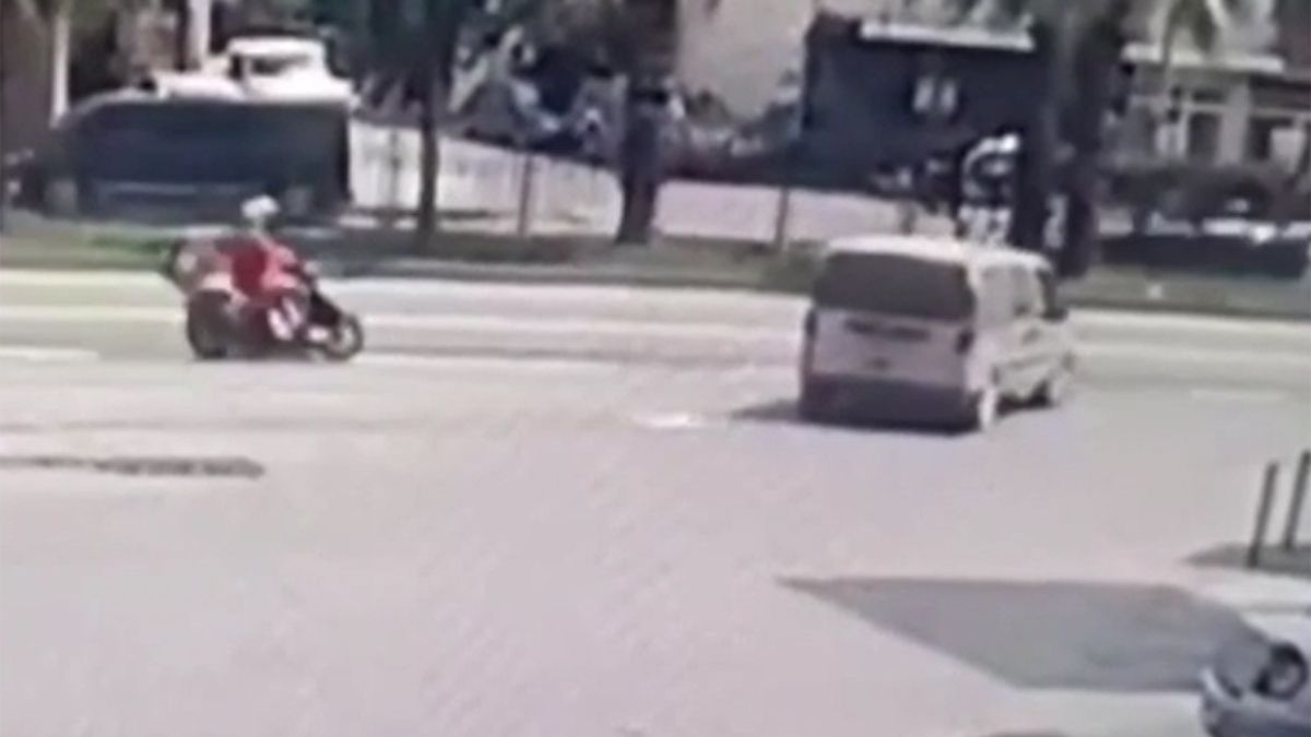 Antalya'da hafif ticari araçla çarpışan motosikletin sürücüsü yaralandı