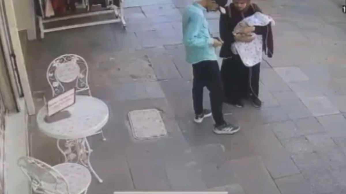 İstanbul'da bir şahıs yolda bulduğu altın kesesini alıp uzaklaştı