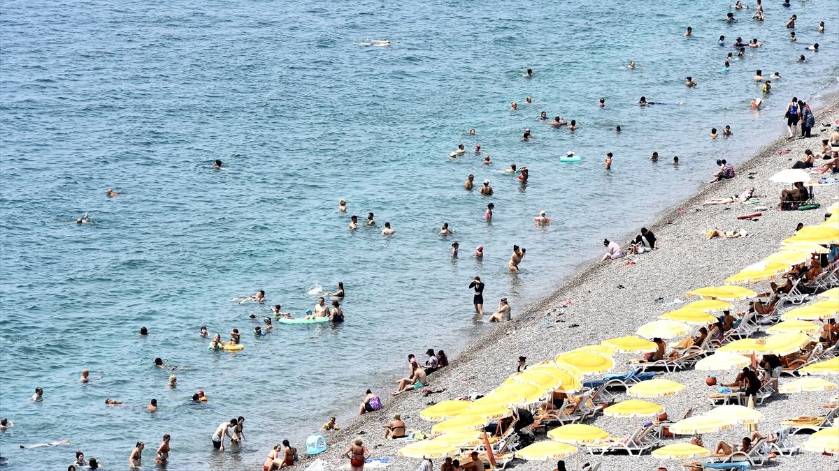Antalya'da sıcaklıklardan bunalanlar, sahillere akın etti