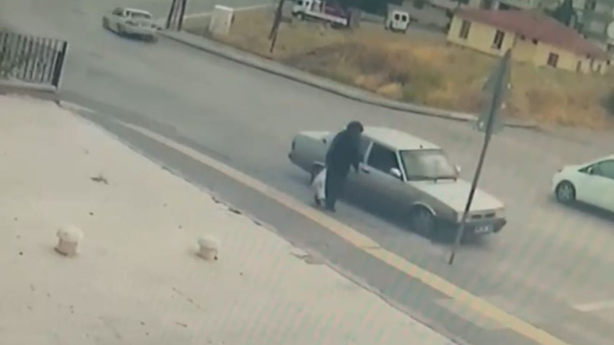 Ankara'da yaşlı kadın drift atan aracın altında kalmaktan son anda kurtuldu