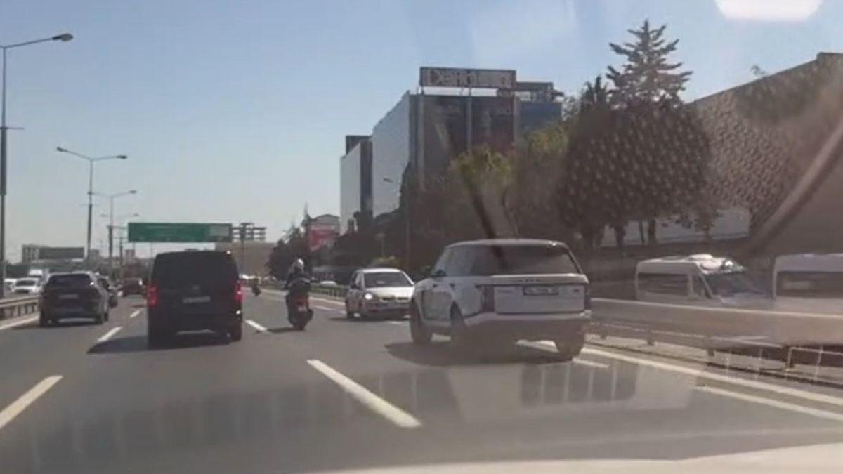 İstanbul trafiğinde bir araç ters yönde geri geri ilerledi