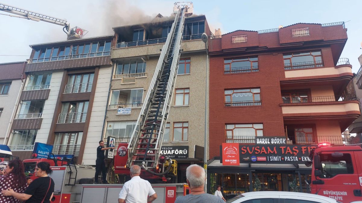 Ankara’da bir binanın en üst katında yangın çıktı