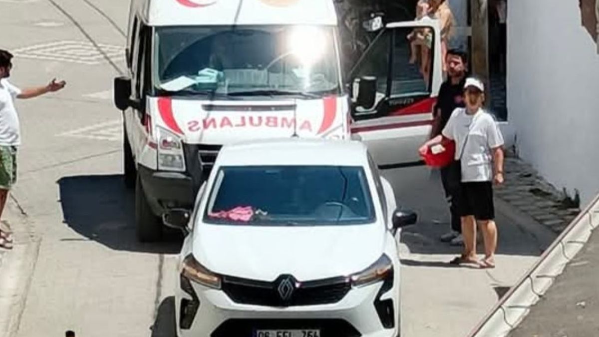 Balıkesir'de ambulansa park halindeki otomobil engeli