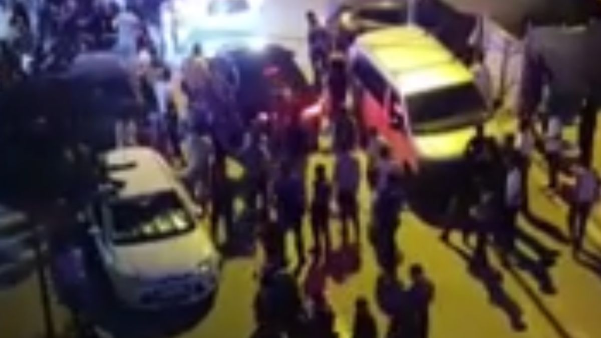 İstanbul'da aile içi arazi kavgası kamerada: Sopalarla birbirlerine saldırdılar