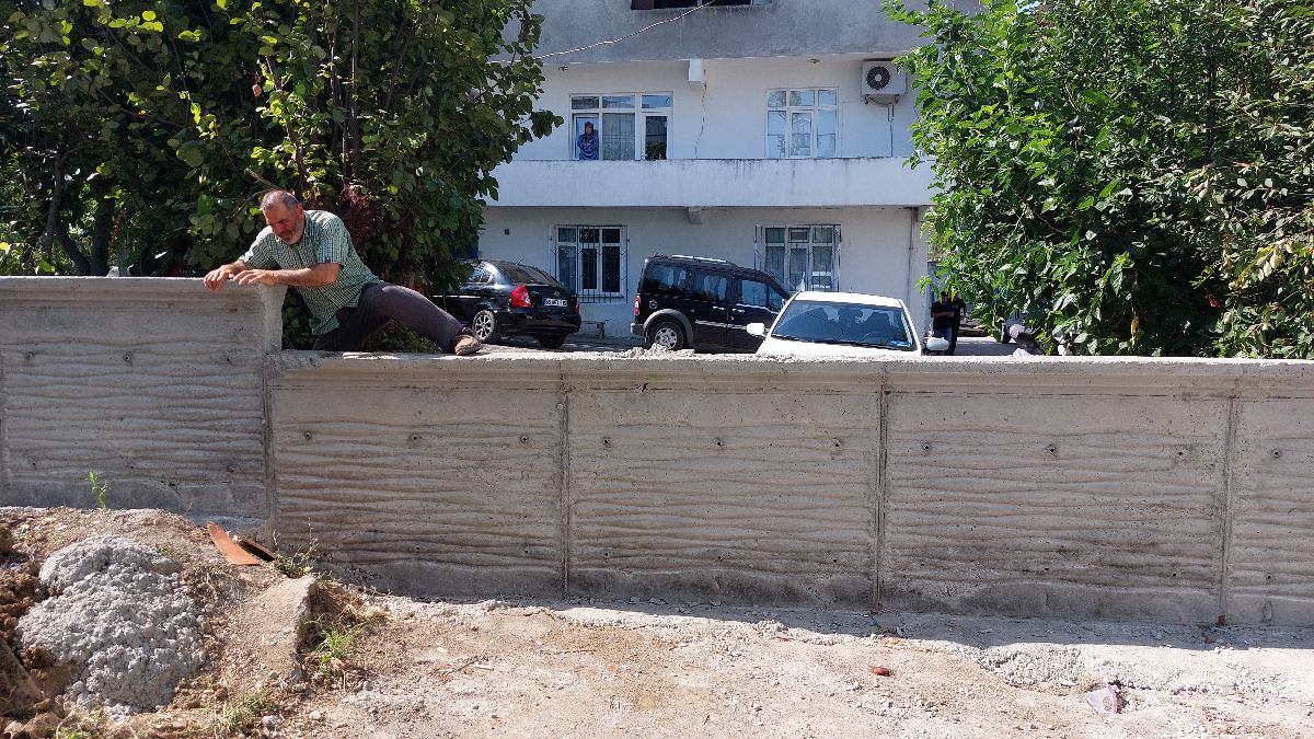 Samsun'da "tapulu arsam" diyerek yolu kapattı, ekipler müdahale etti