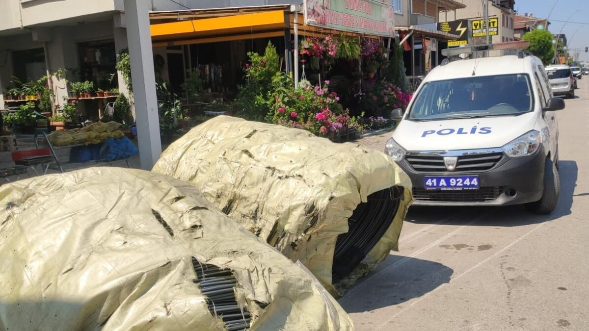 Kocaeli'de tırdan düşen çelik halat rulolar araçlara çarptı