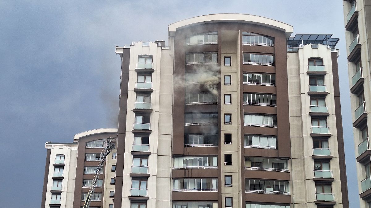 Ankara'da 14 katlı binada çıkan yangında mahsur kalan anne ve oğlu kurtarıldı