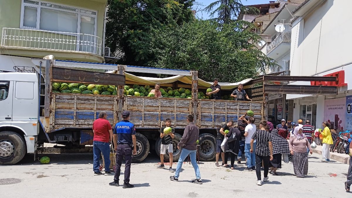 Afyonkarahisar'da bir hayırsever vatandaşlara dağıtılması için 20 ton karpuz bağışladı