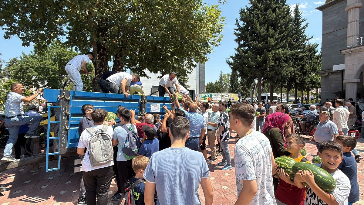 Tokat'ta bir genç tonlarca karpuzu ücretsiz dağıttı