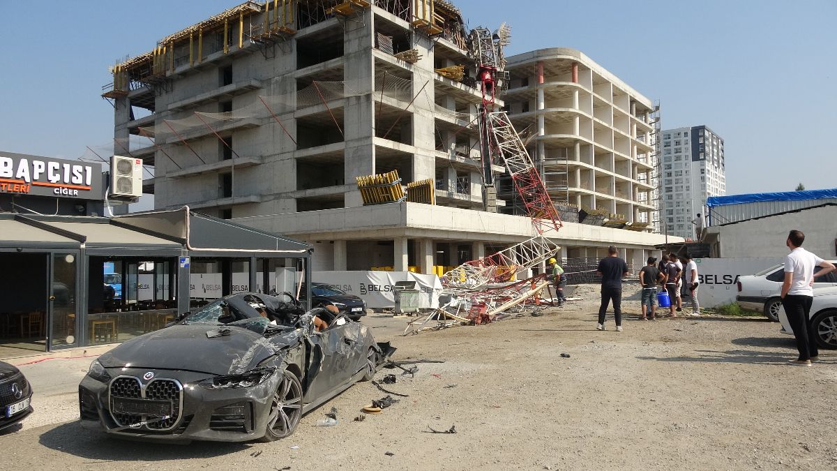 Bursa'da vinç otomobilin üzerine devrildi: 1 yaralı
