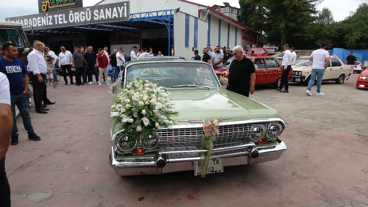 Trabzon’da klasik otomobillerle yapılan düğün konvoyu görenleri büyüledi