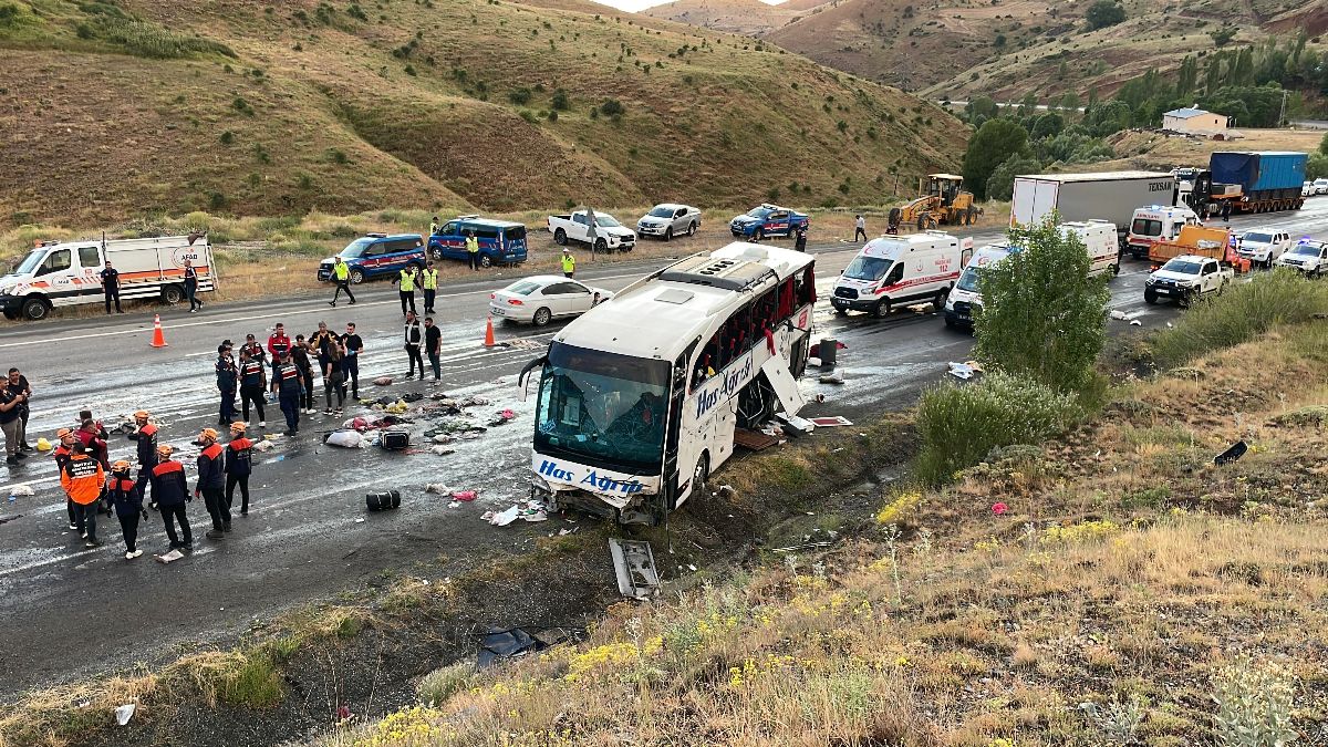 Sivas'ta yolcu otobüsü dağın yamacına çarptı: 4 ölü, 40 yaralı