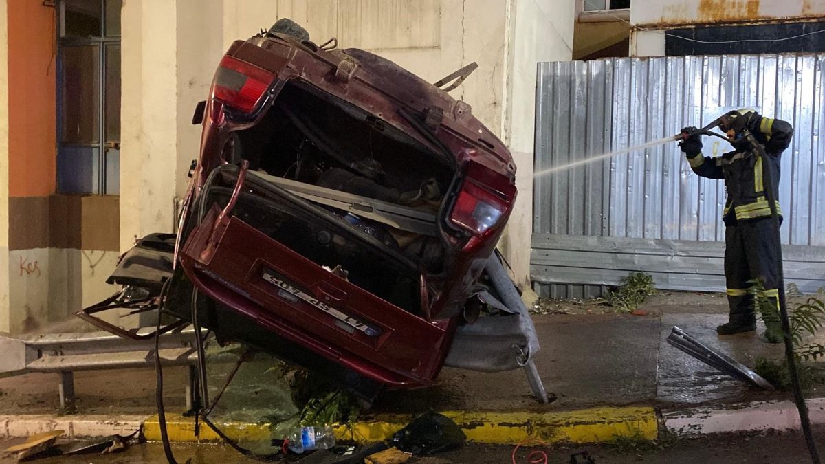 Kocaeli'de otomobil, çarptığı bariyerde asılı kaldı: 2 kişi hayatını kaybetti