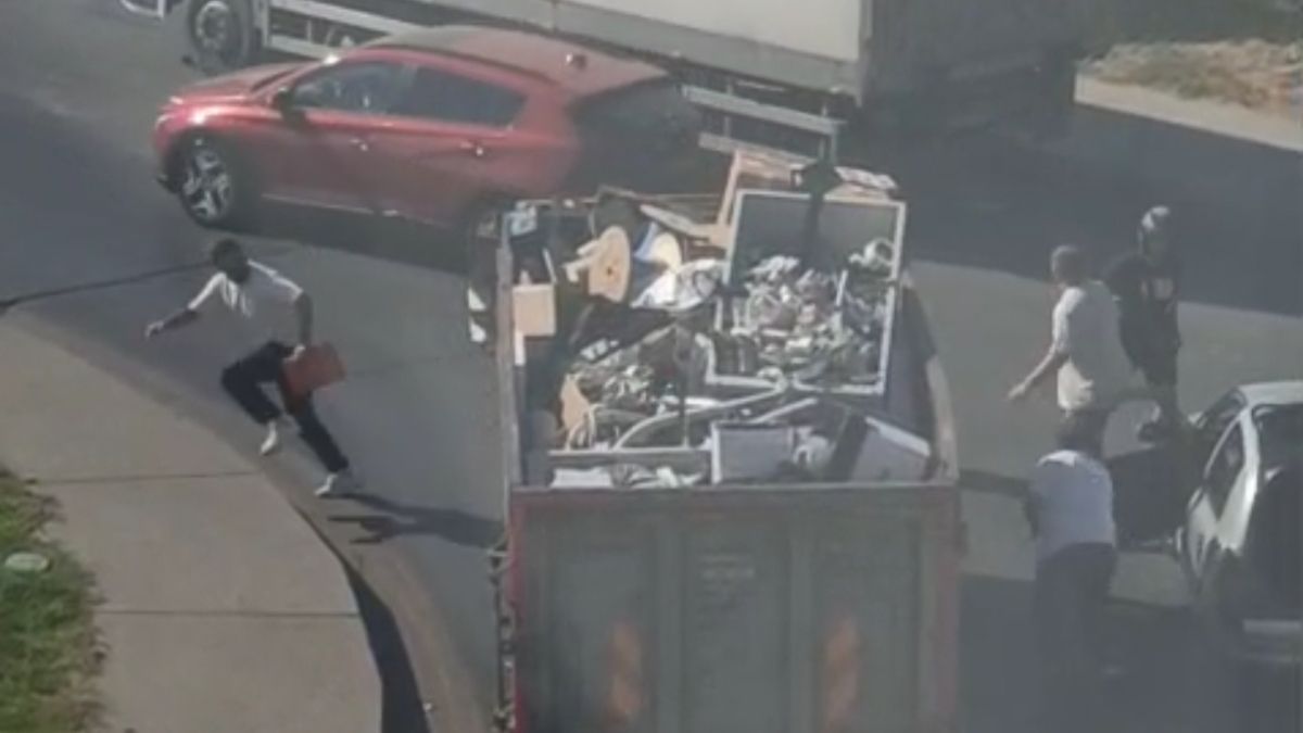 İstanbul'da trafik kavgasında korku dolu anlar kamerada: Keserle saldırdı