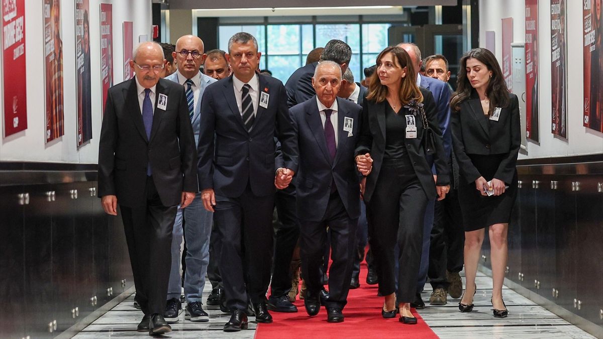 Özgür Özel ile Kılıçdaroğlu, Altan Öymen'in cenazesinde mesafeli durdu