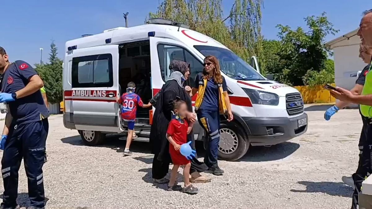 Bursa'da sağlıkçılar, yaralı çocukları sevindirdi