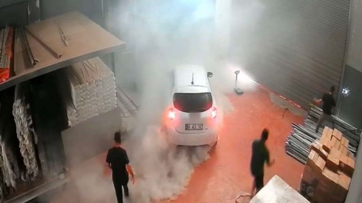 Osmaniye'de park halindeki araçta çıkan yangın 2 saat boyunca söndürülemedi