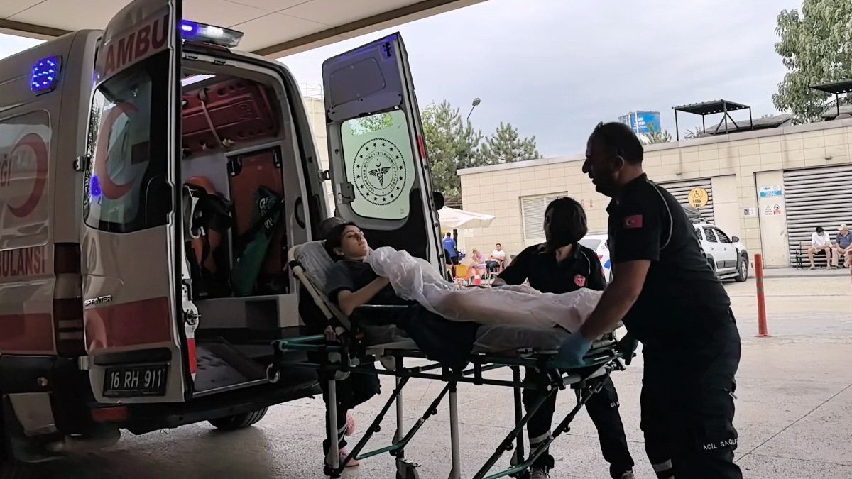 Bursa'da market çalışanının bacaklarına kaynar su döküldü